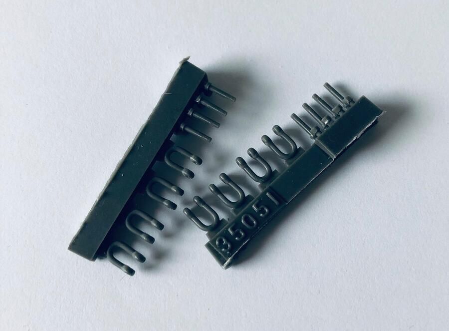 1:35 SHACKLES FOR KINGTIGER AND JAGDTIGER, 8 PCS.