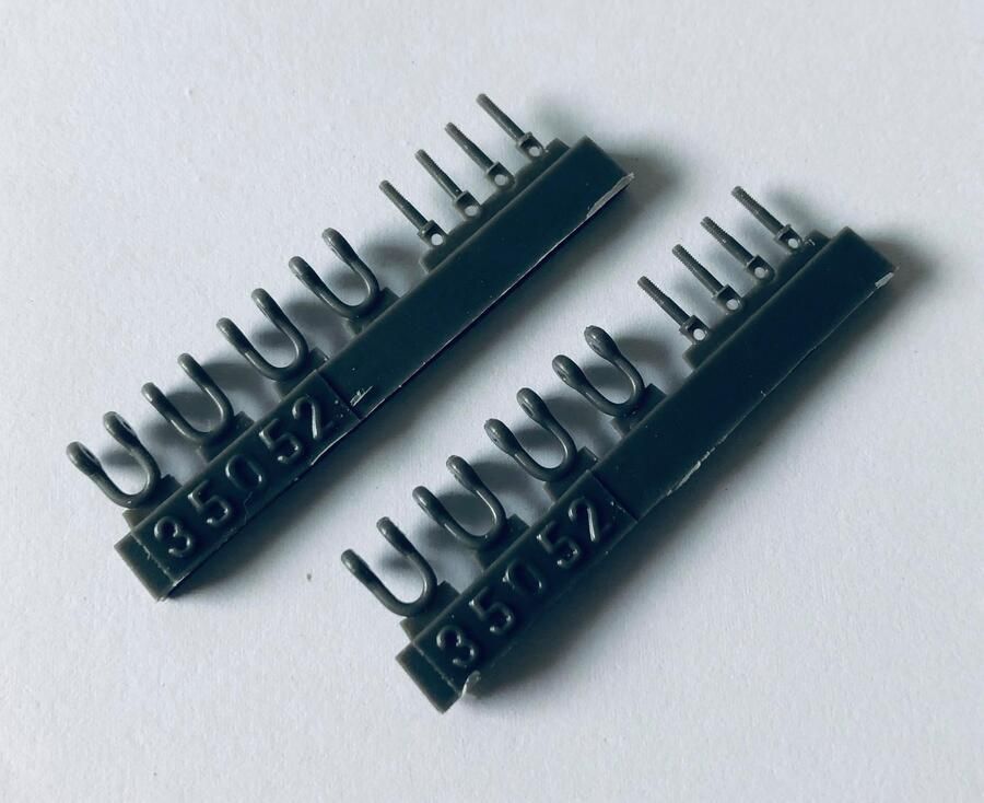 1:35 SHACKLES FOR PANTHER AND JAGDPANTHER, 8 PCS.