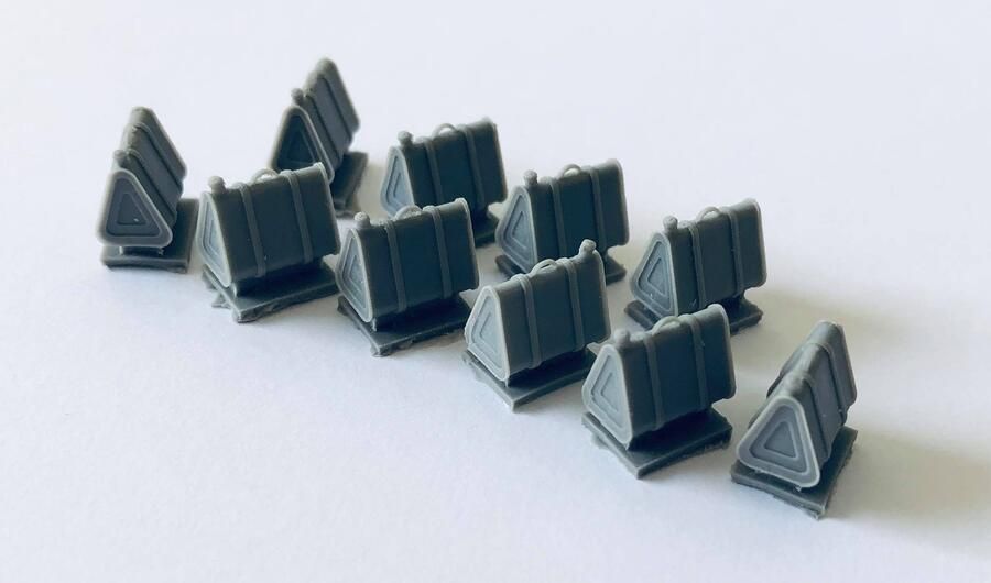 1:35 GERMAN 20L TRIANGULAR CANS, 10 PCS.
