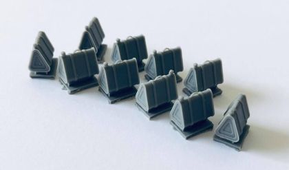 1:35 GERMAN 20L TRIANGULAR CANS, 10 PCS.