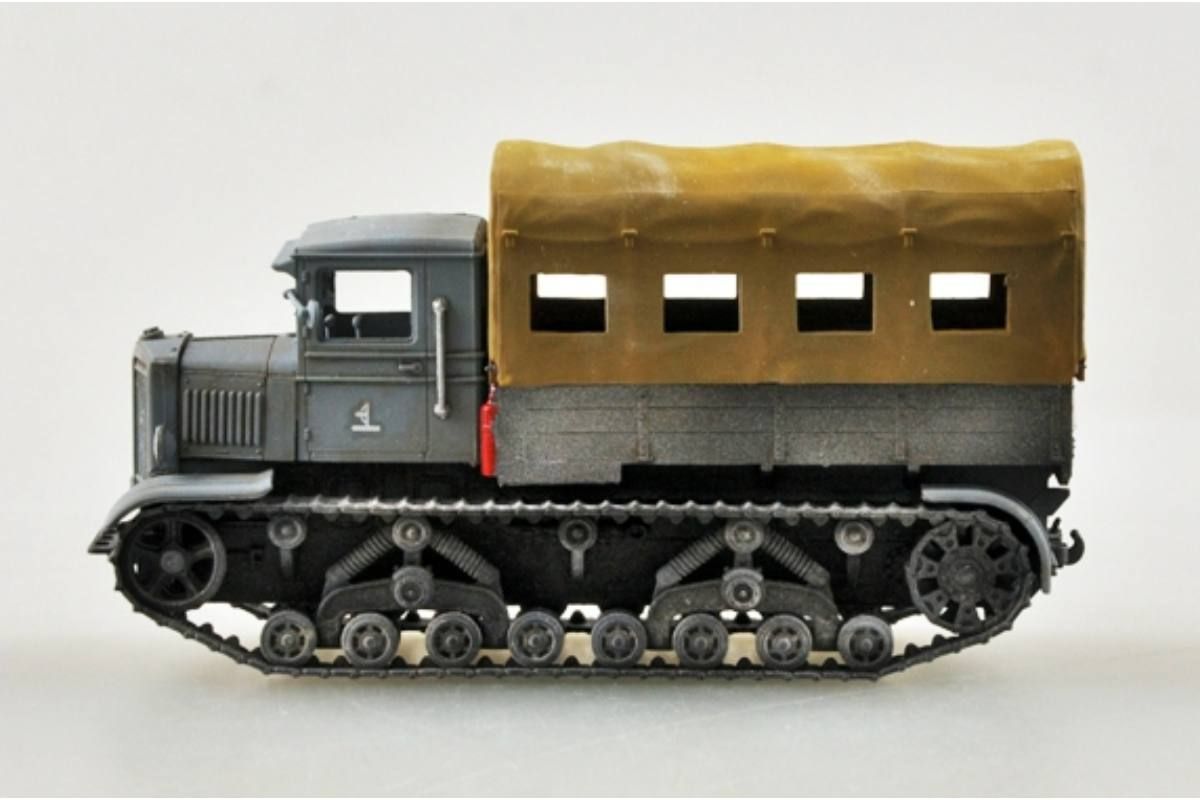 1:72 Soviet Voroshilovets Tractor