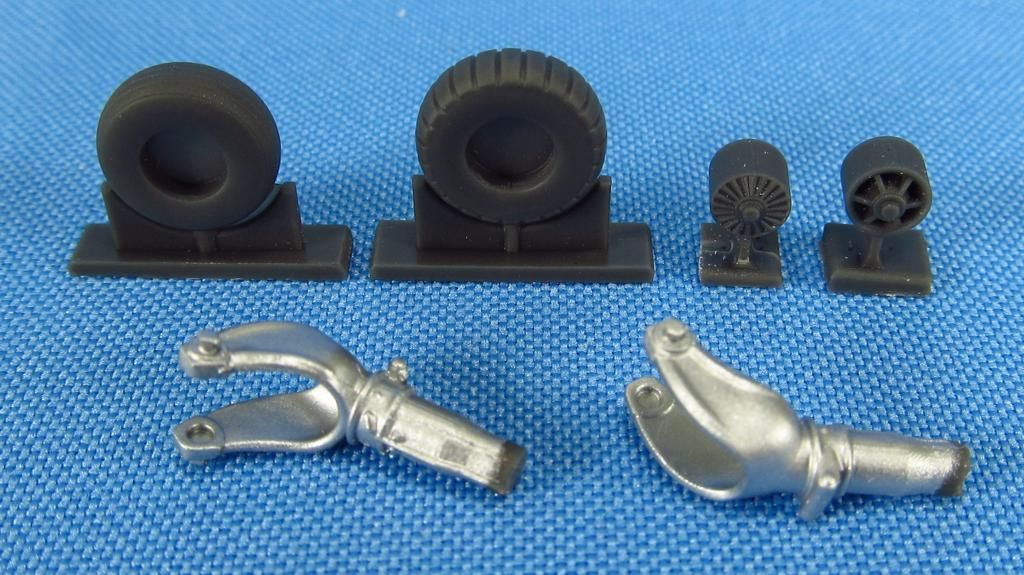 1:72 He-111. Tail support Set contains resin parts for detailing tail wheel/support (early and late