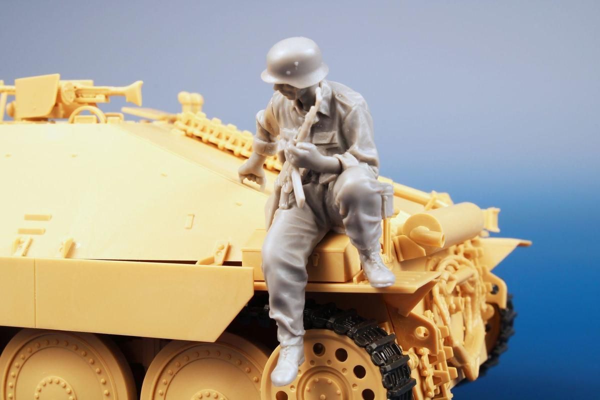 1:35 German Infantryman Carried on Hetzer 1944/45