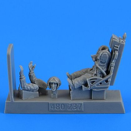 1:48 Soviet Fighter Pilot with ejection seat for MiG-19 Farmer