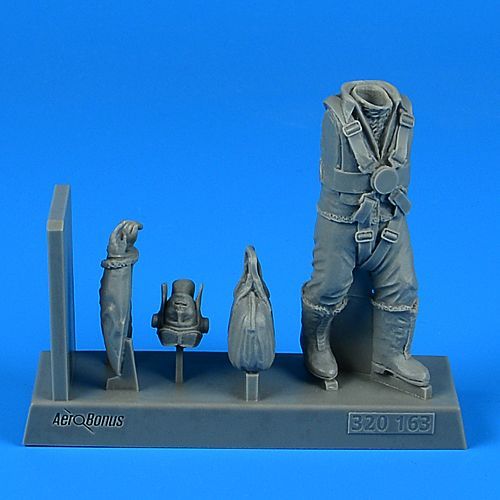 1:32 RAF WWII Bomber Pilot with bag