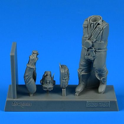 1:32 RAF WWII Bomber Pilot with parachute