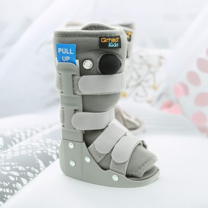 Qmed Kid Air Walking Boot - dětská pneumatická hlezenní fixační ortéza