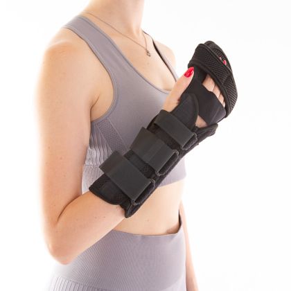 Qmed DRQF3D - fixační ortéza na zápěstí s podporou prstů