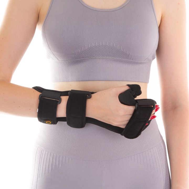 Qmed Q42006 - zápěstní ortéza s podporou prstů a dlahou pro palec