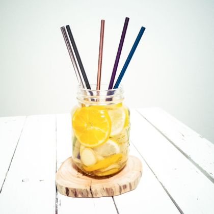 beUnik Nerezová brčka barevná - sada 5 ks + kartáček