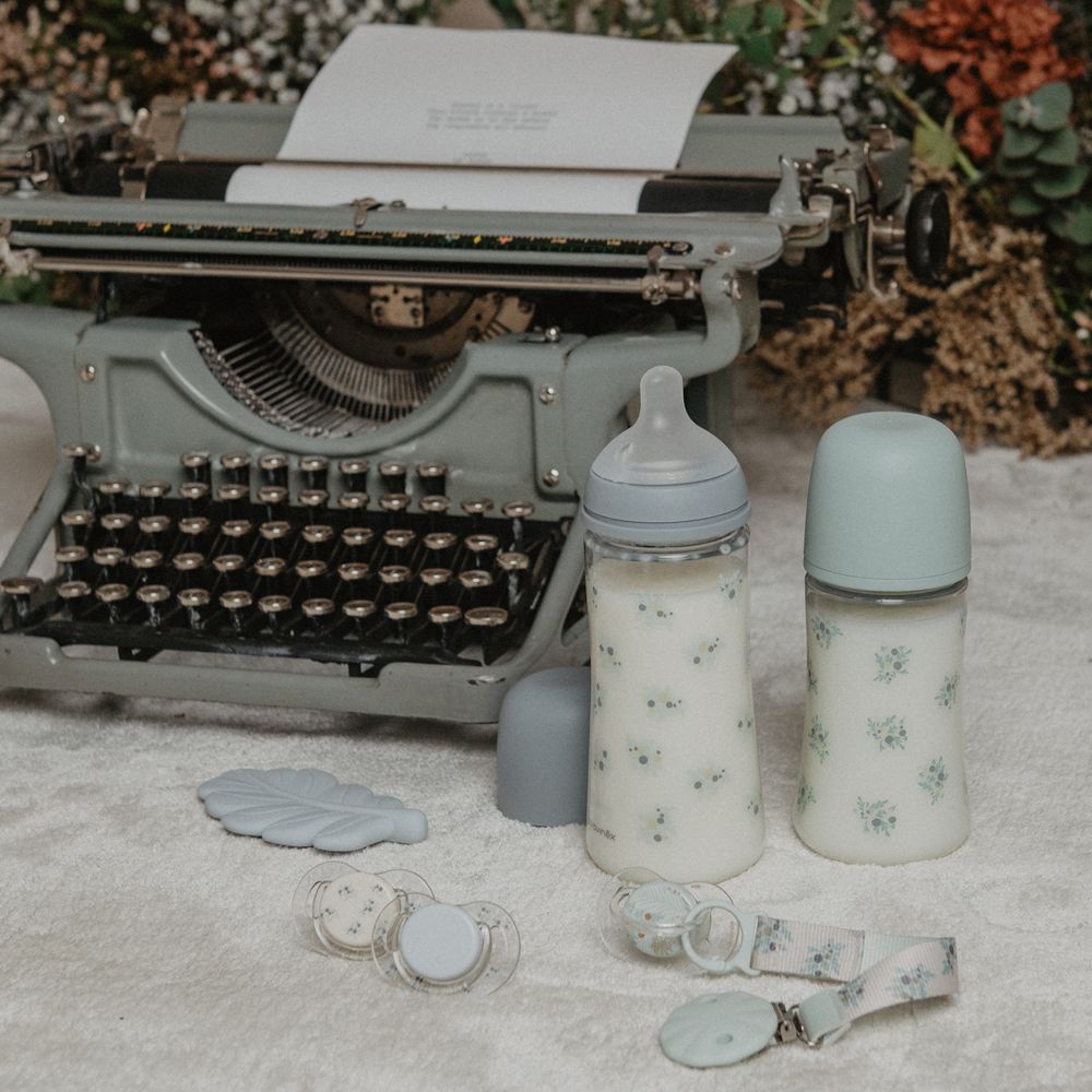 SUAVINEX | Kojenecká láhev POETRY 360ml FYZIOL PRŮTOK L - modrá