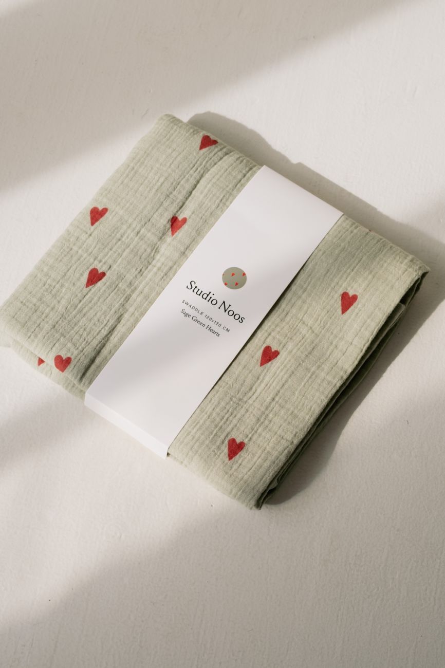 STUDIO NOOS - SWADDLE ZAVINOVAČKA Print Medium | Green Hearts