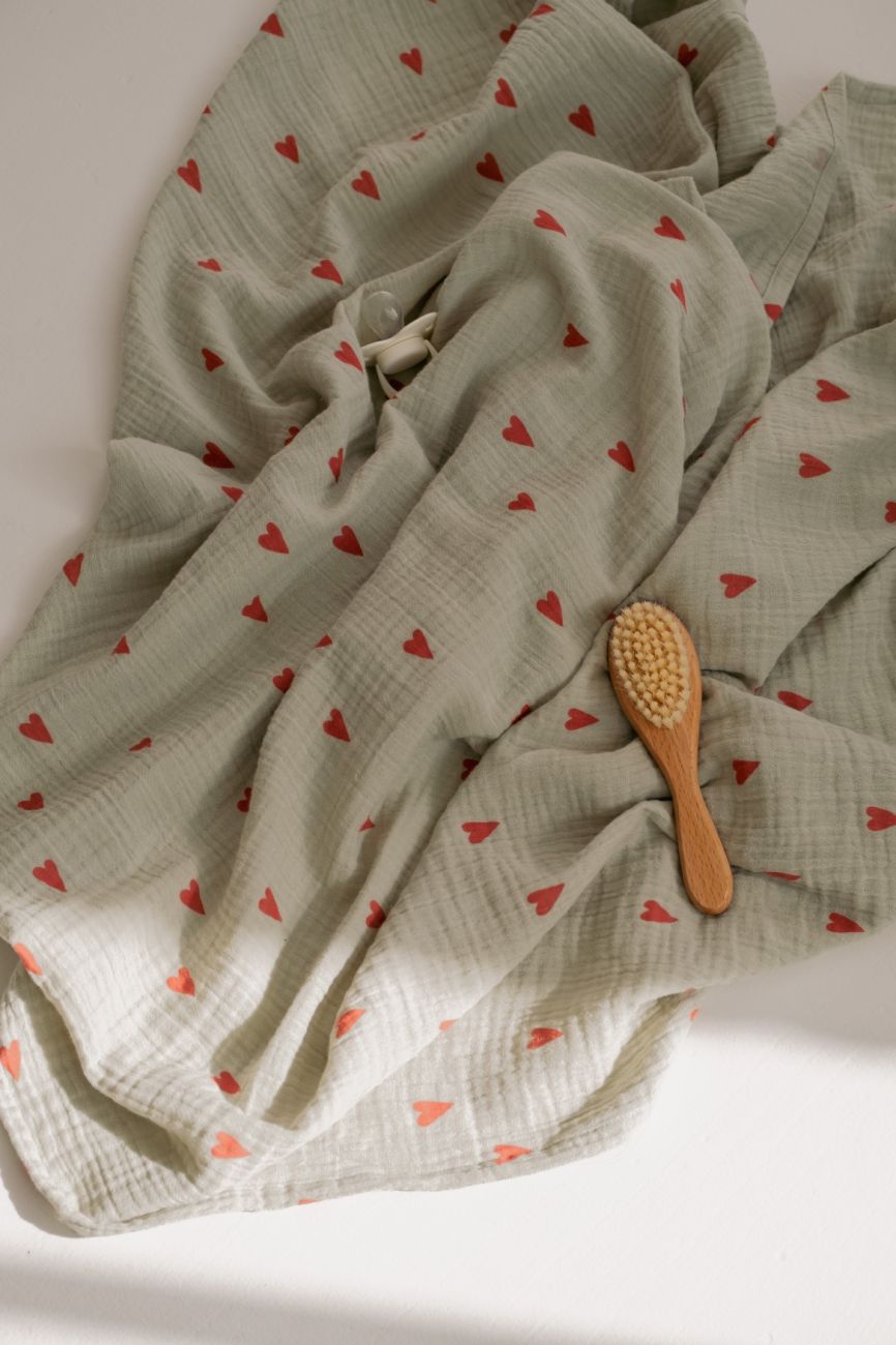 STUDIO NOOS - SWADDLE ZAVINOVAČKA Print Medium | Green Hearts