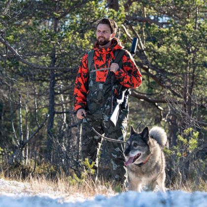 Bunda Bergans Hogna Camo V2 2L 2 Dark Green Mud Cam/Be Seen Orange Cam