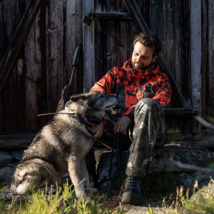 Bunda Bergans Hogna Camo V2 2L 2 Dark Green Mud Cam/Be Seen Orange Cam