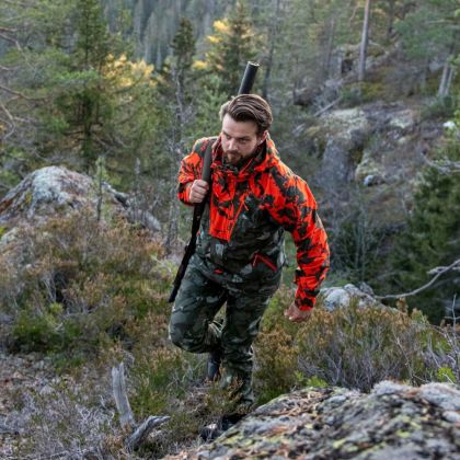 Bunda Bergans Hogna Camo V2 2L 2 Dark Green Mud Cam/Be Seen Orange Cam