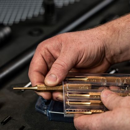 Sada mosazných vyrážečů Otis Brass Punch Set