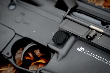 Zvětšené tlačítko vypouštění zásobníku JP AR-15, Černá