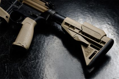 Pažba BCM Mod 3 s lícnicemi, AR-15 Mil-Spec, FDE