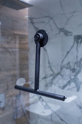 Stěrka na skleněné sprchové kouty - plast, černá barva