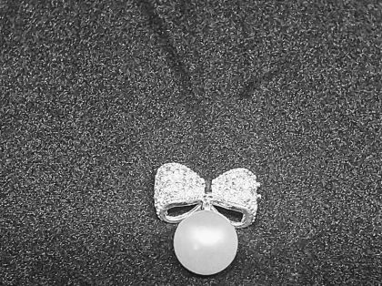 Kovové zdobení na nehty-MAŠLE s bílou perlou