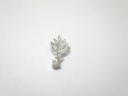 Kovové zdobení na nehty s kamínky