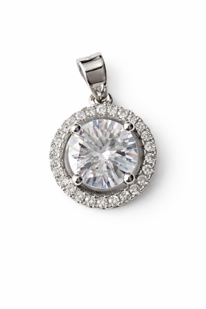 Stříbrný přívěsek kruh čisté elegance - brilantní světlo nadčasového luxusu