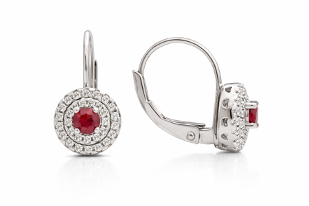 Stříbrné náušnice s červeným zirkonem a čirými zirkony – výrazná elegance v nadčasovém designu
