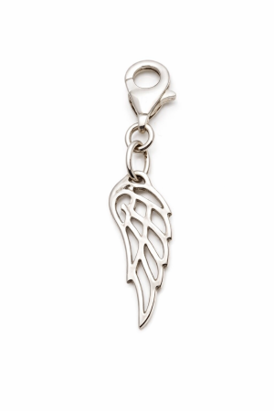Stříbrný přívěsek andělské křídlo na karabině – symbol ochrany a svobody