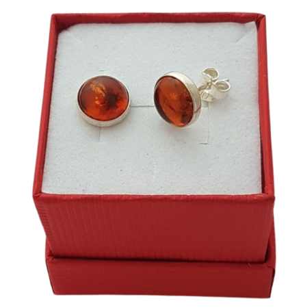 Stříbrné peckové náušnice s přírodním jantarem – jemná klasika v hřejivém tónu