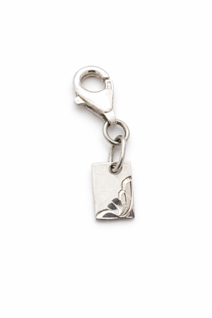 Stříbrný přívěsek s ruční rytinou na karabině – elegantní detail