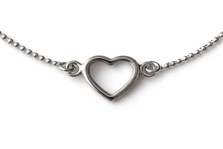 Stříbrný náramek na nohu s otevřenými srdci – láska v pohybu