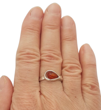 Stříbrný prsten s jantarem – tichý dotek tepla - ve velikosti 57