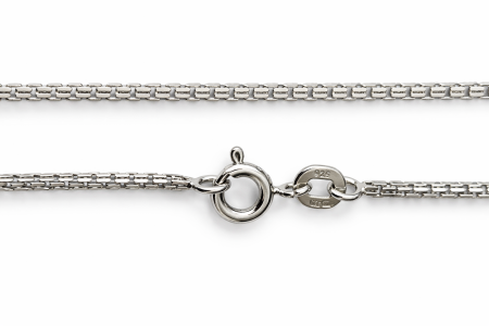 Stříbrný řetízek s jemným hranatým vzorem – čistá linie stříbra