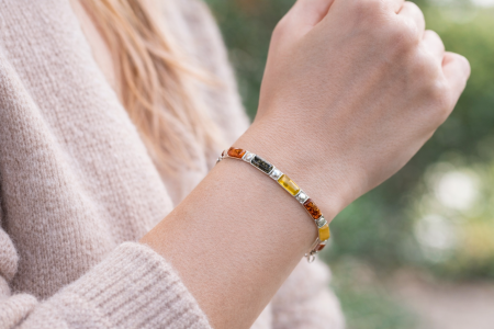 Stříbrný náramek s jantarem – Nadčasová harmonie přírody