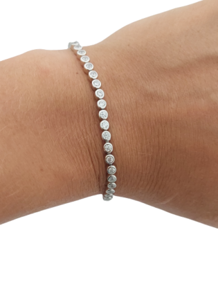 Stříbrný náramek s kulatými zirkony – nadčasová jemná elegance