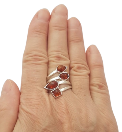 Stříbrný prsten s jantarem – listy tepla a ženské síly - ve velikosti 55