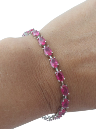 Stříbrný náramek s růžovými oválnými zirkony - elegantní dotek ženskosti