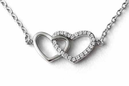 Stříbrný náramek na nohu s propojenými srdci a zirkony – spojeni navždy