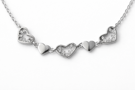 Stříbrný náramek na nohu se srdíčky a zirkony – jemná láska