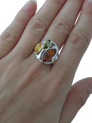 Stříbrný prsten s vícebarevným jantarem – harmonie tří světel - ve velikosti 59