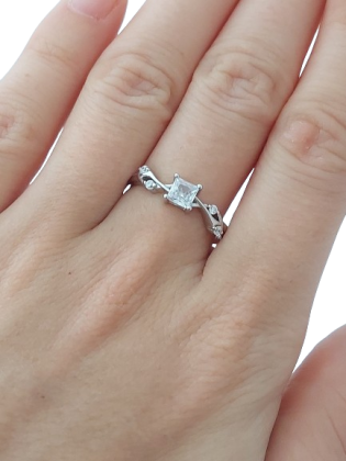 Stříbrný prsten se zirkony – královská jiskra elegance ve velikostech 53, 56, 62