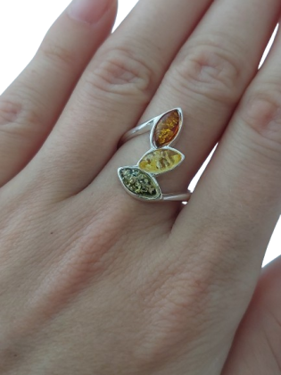 Stříbrný prsten s tříbarevným jantarem – tanec světla a přírody - ve velikosti 56