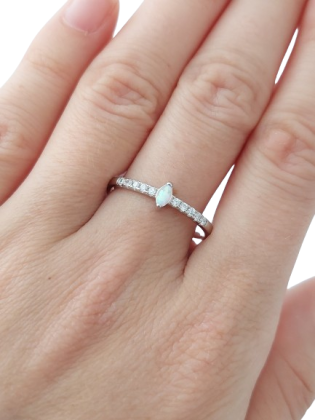 Opálový prsten s malým opálem bílý ve velikostech 57, 59, 62