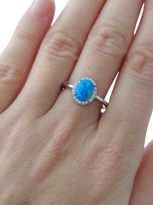 Stříbrný prsten s oválným modrým opálem a halo zirkony - zářivá hloubka oceánu v jemném třpytu ve velikostech 60, 64