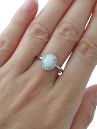 Stříbrný prsten s oválným bílým opálem a halo zirkony - jemná záře obklopená třpytem ve velikostech 57, 67