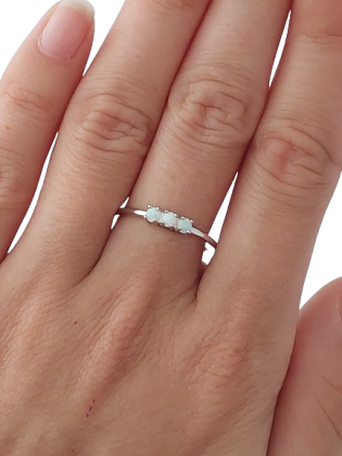 Stříbrný prsten s bílým opálem - jemný třpyt, který vypráví příběh světla ve velikostech 53, 55, 58