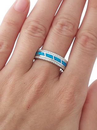 Stříbrný prsten s modrým opálem a zirkony – výrazný moderní design ve velikosti 66