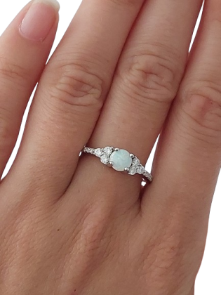 Stříbrný prsten s bílým opálem a zirkony – jemná elegance ve velikostech 52, 56, 58