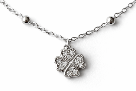 Stříbrný náramek na nohu se čtyřlístkem a zirkony – štěstí při každém kroku